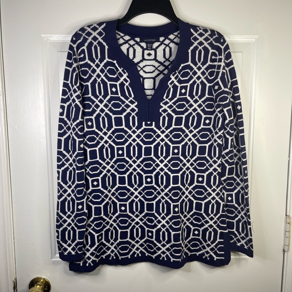 Lands End v neck geometric‎ white and blue sweater.
